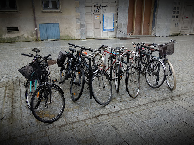 Le parking à vélos rue des Francs-Bourgeois... Affiche complet !