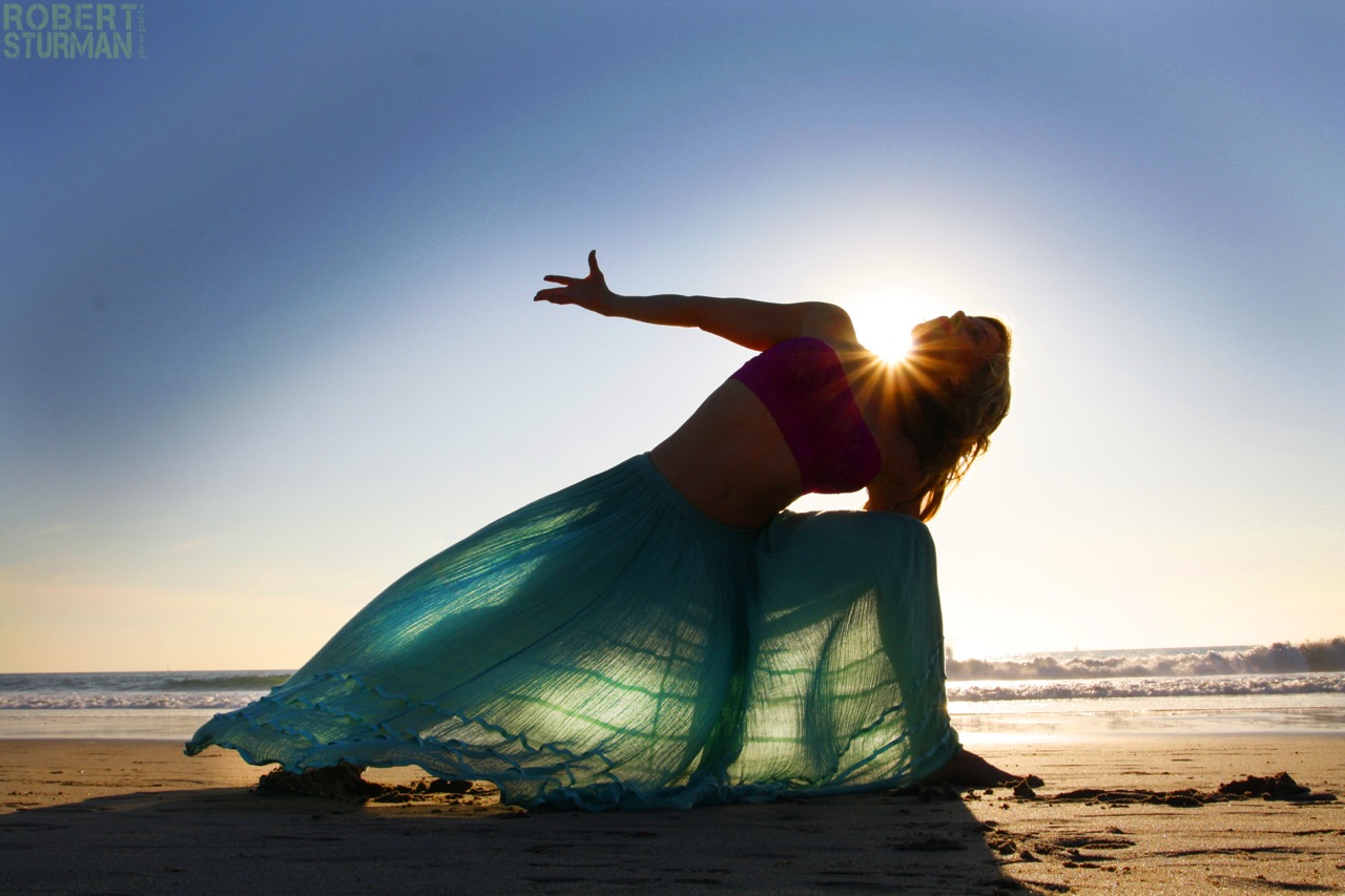 Йога в платье. Медитация на море. Йога на море. Женские практики.