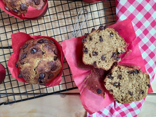 Receta de muffins de plátano y pepitas de chocolate. Desayuno, merienda, postre. Fruta de temporada. Sencillos, ricos, jugosos, tiernos, húmedos, esponjosos, caseros. Cuca
