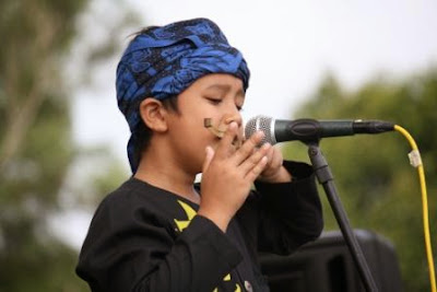 Seorang seniman sedang memainkan alat musik Karinding. Seorang seniman sedang memainkan alat musik Karinding.