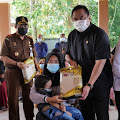 Rachmat Gobel Salurkan Beras Fortivit untuk Tekan Angka Stunting di Bone Bolango