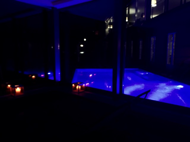 スイス・アデルボーデンのホテル・カンブリアンの夜のプール
