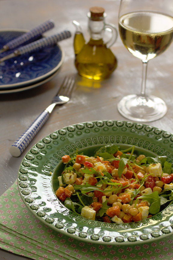 Salada De Grão De Bico Com Cenoura Cinco Quartos de Laranja: Salada de grão com cenoura assada e queijo feta