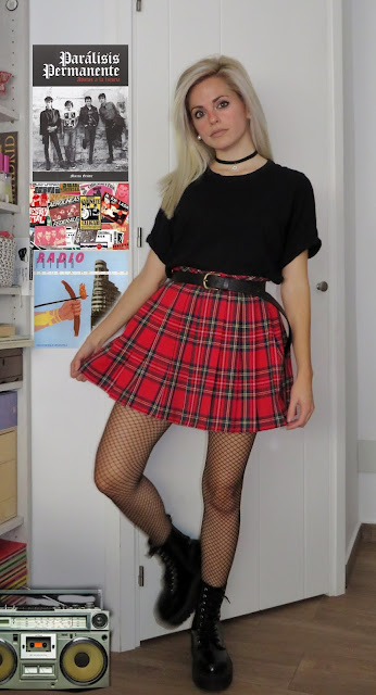 Imagen original sin filtro de Alejandra Colomera con camiseta negra y falda de cuadros escoceses