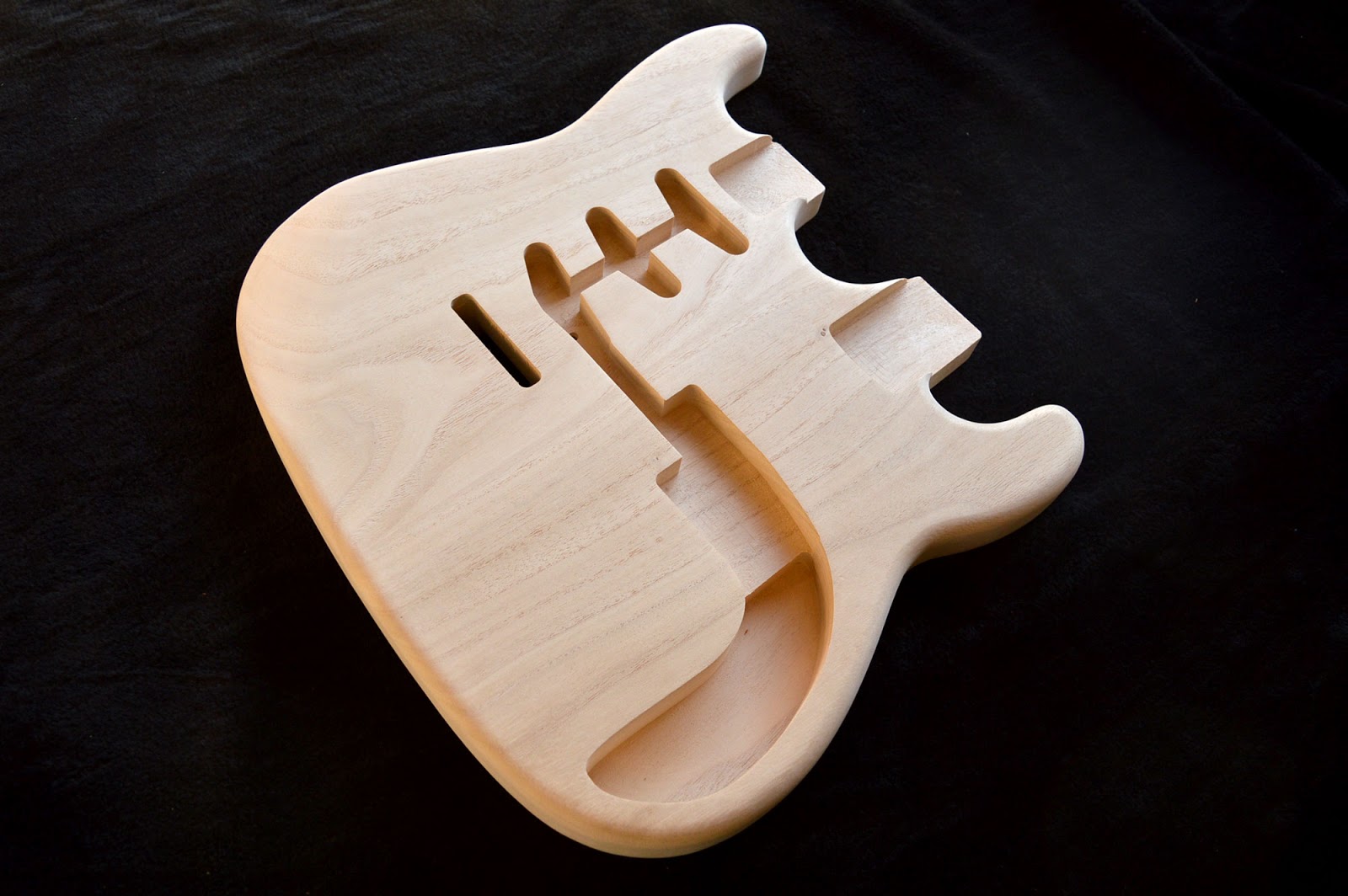 Guitarra Baixo, Double neck em Kiri Kaiser Guitars Corpos e braços usinados em CNC