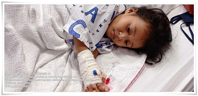 gambar seorang budak perempuan bernama Aina di atas katil wad Hospital Raja Perempuan Zainab 2 Kota Bharu Kelantan Malaysia