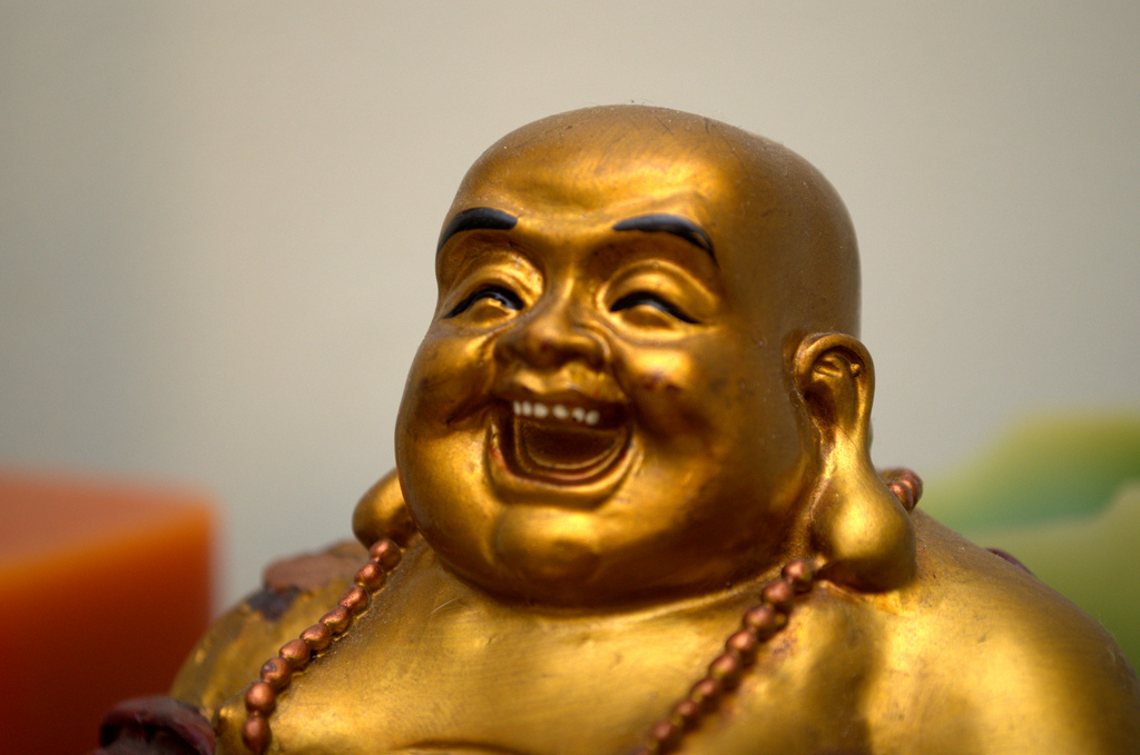 Дзен улыбнись. Операция улыбающийся Будда. Будда смеющийся. Улыбка Будды. Довольный Будда.