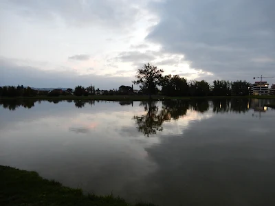 セッラヴァッレ公園内の夕暮れ時の池