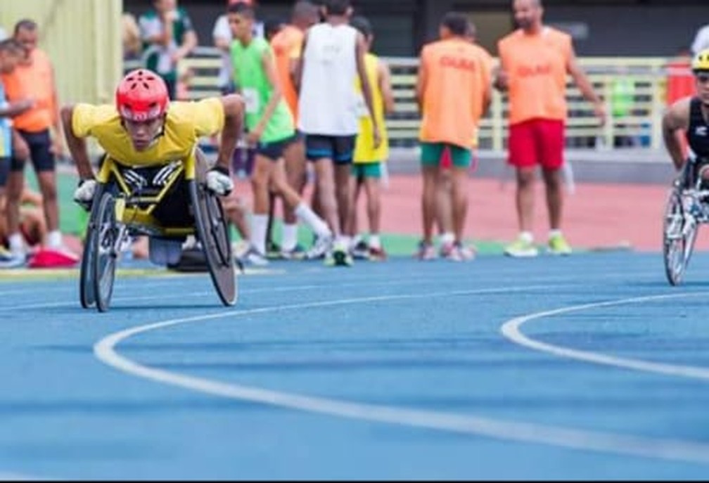 Cadeirante, ex-atleta sobrevive como entregador de app no interior de SP