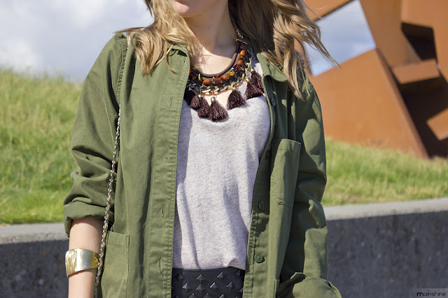 Outfit with a embroidered overshirt