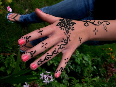 Henna Bunga mewakili kegembiraan dan kebahagiaan.