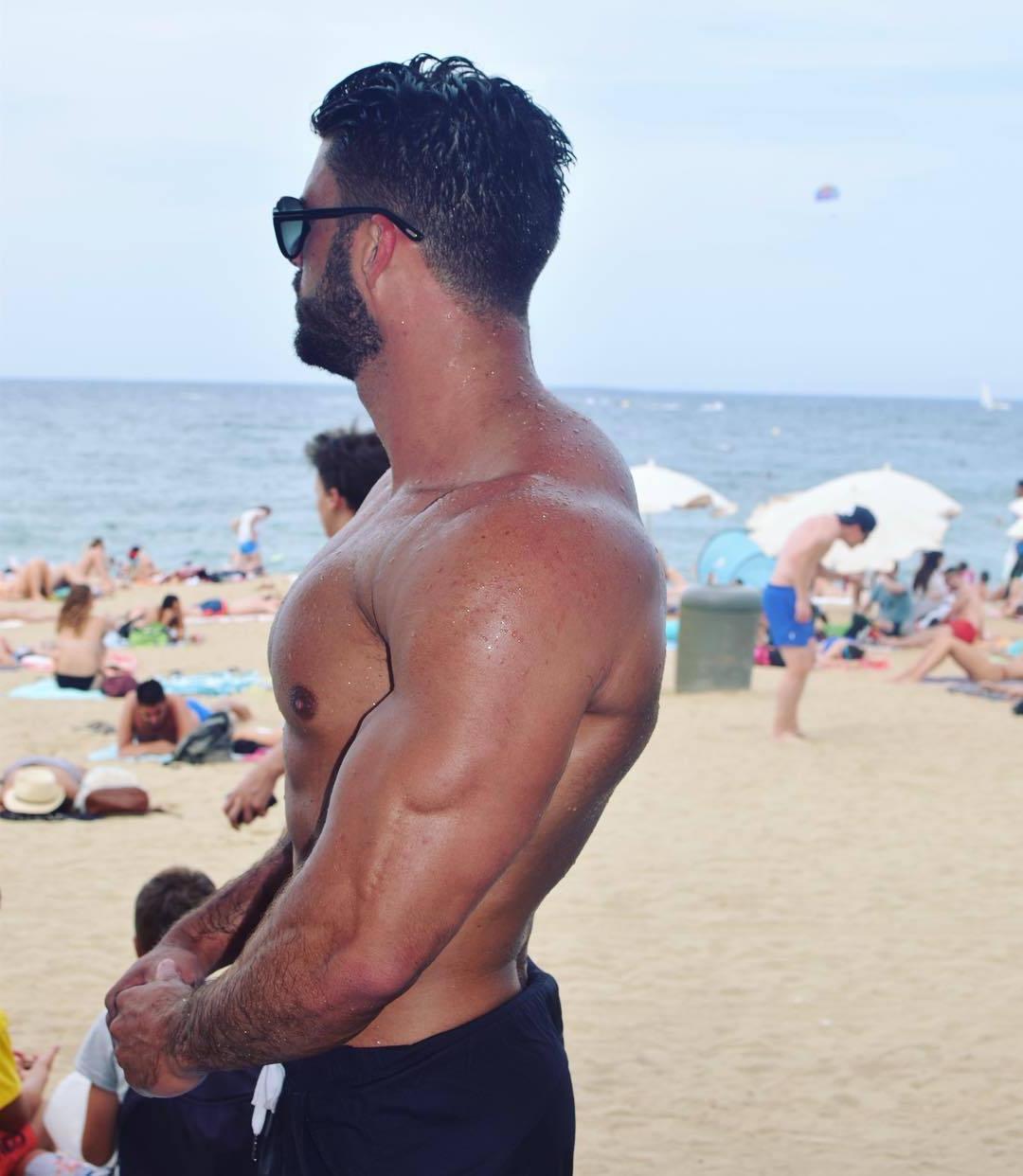 beefy-beach-hunks-shirtless-muscle-men-liam-jolley-triceps