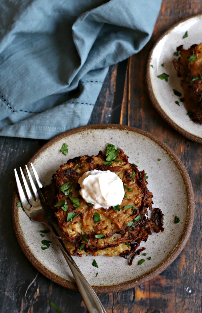 Recipe for fried potato pancakes with onion and cauliflower.