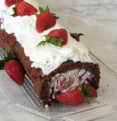 ~ Brazo de gitano de chocolate requesón  y fresas ~