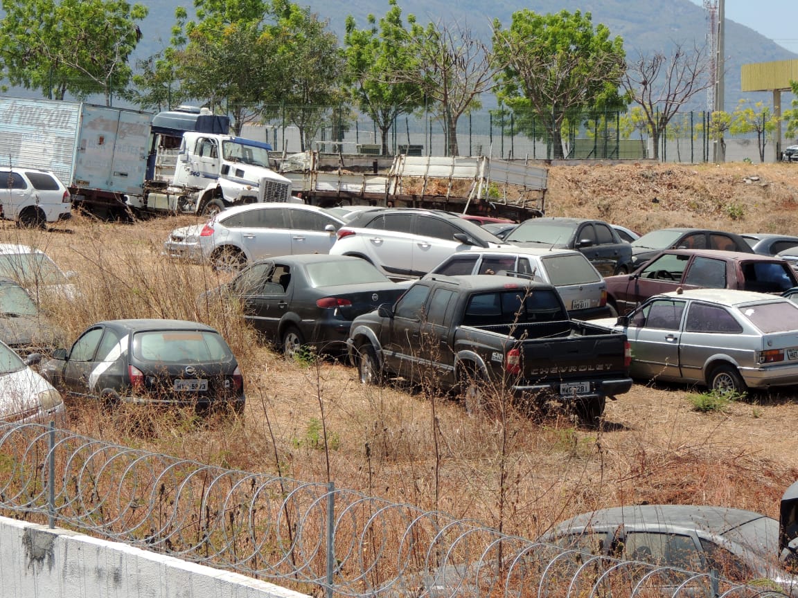 SOBRAL Veículos apreendidos ficam abandonados no pátio do DETRAN