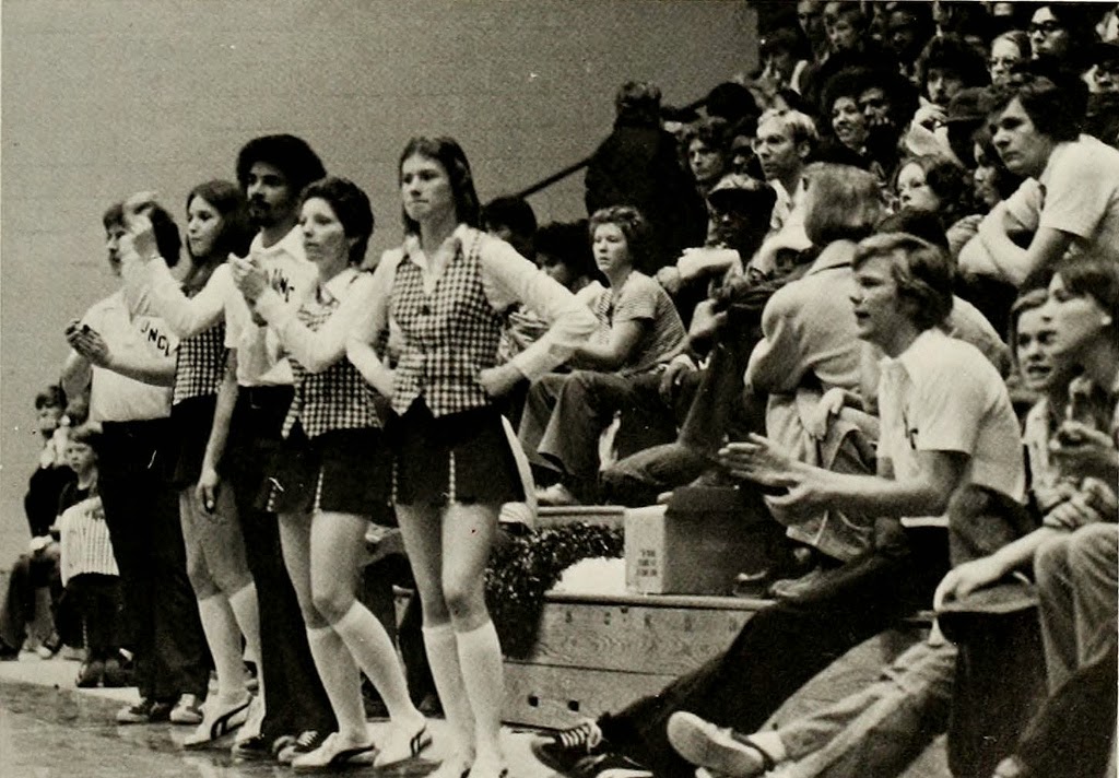 Cheerleaders in Action: Vintage Photos That Show the Style of the Old Days - 10