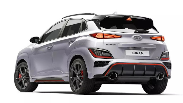 Hyundai Kona N, orijinal Kona'ya büyük ölçüde sadık kalsa da çift kanatlı tavan spoyleri, daha büyük ızgaralar, daha büyük bir difüzör, 19 inçlik dövme jant gibi ayrıntılar ile daha sportif ve aerodinamik açıdan gelişmiş bir araç sunmayı başarıyor. Ayrıca eteklerde bulunan kırmızı tasarım detayları da aracın sportif görünümüne katkıda bulunuyor.