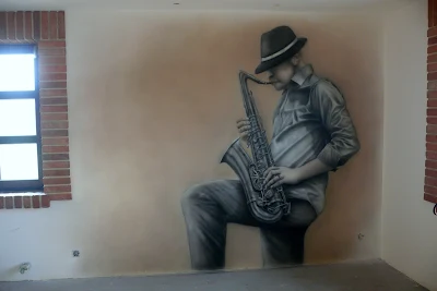 Malowanie na ścianie murala w czarno-bieli, motyw jazzowy, malowanie saksofonisty w pokoju młodzieżowym, pokój młodzieżowy, grafitti 3D