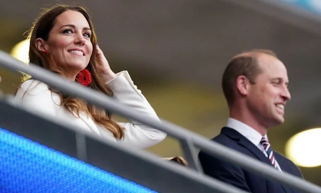 The Duchess of Cambridge, Kate Middleton  wore a single-breasted one button white blazer from Zara