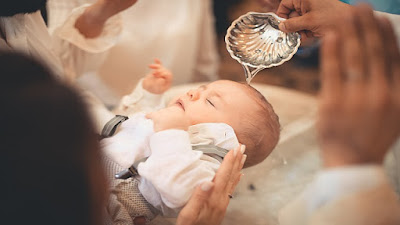 imagem de uma criança sendo batizada