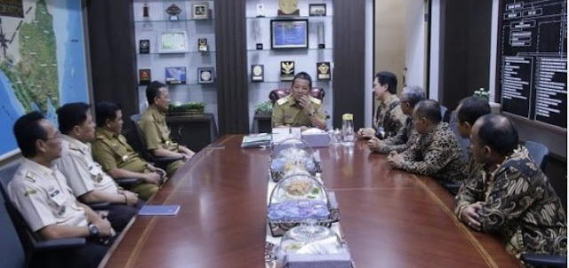 Viral Petang (25/02/2020) Bandar Lampung, -- Gubernur Lampung Arinal Djunaidi mendukung penuh pelaksanaan Krui Pro 2020 yang diagendakan pada 13-19 April 2020 di Kabupaten Pesisir Barat. Untuk menyukseskan acara itu, Gubernur Arinal langsung menghubungi Kementerian Pariwisata (Kemenpar) untuk berkoordinasi.