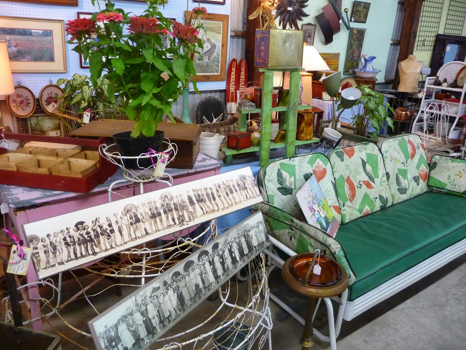 LADY ANTIQUE DEALER August 2014