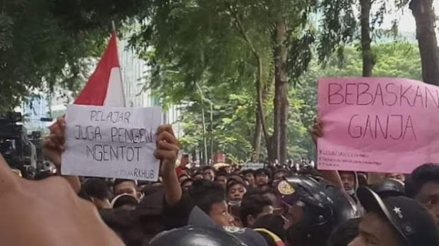 Aksi Pelajar di Medan, Bawa <i>G-String</i> hingga Minta Legalkan Ganja