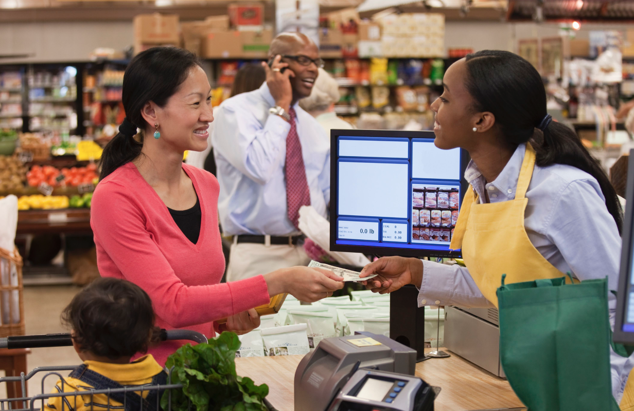 Shop in shop одежда. люди на рынке. Many shops are new. одежда кассира. магазины внутри тц.