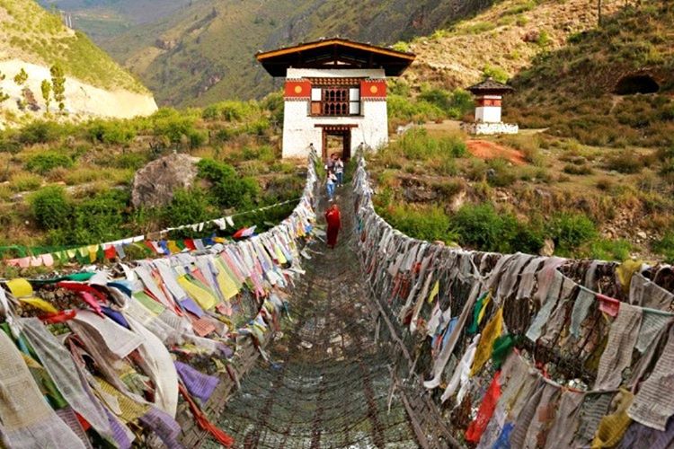Bhutan'da evi olmayan insan yoktur, zira ülkenin kralı evi olmayanlara ev vermektedir.