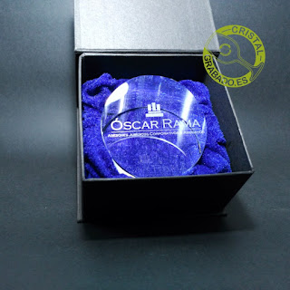 Pisapapeles de cristal personalizado con grabado láser