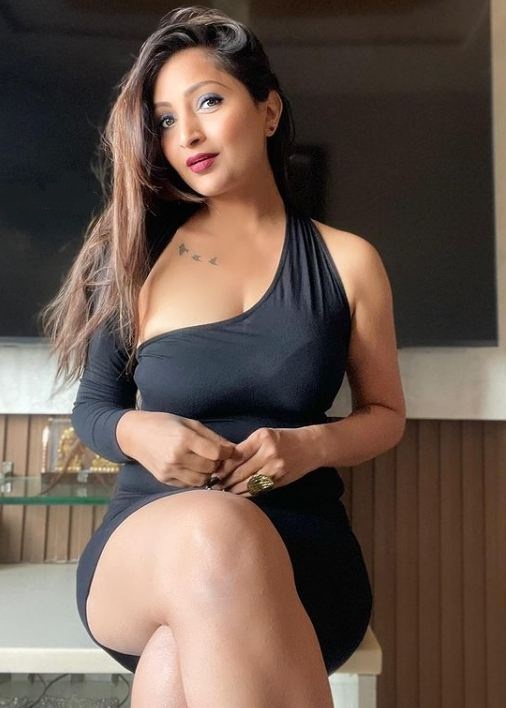 roma-varadkar-investment-banker-to-mrs-india-earth-filmynaka