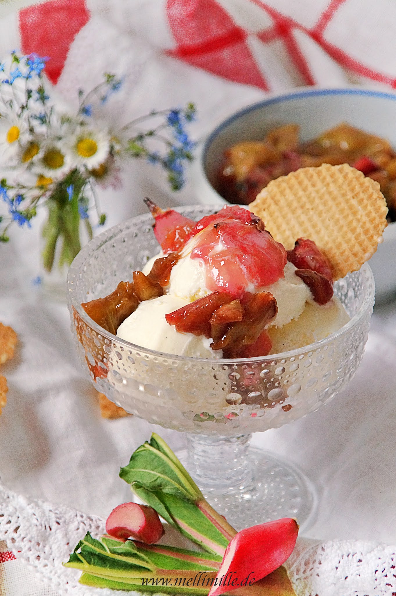 mellimille: Sauerrahmeis mit Ofenrhabarber mellimille: Sauerrahmeis mit Ofenrhabarber