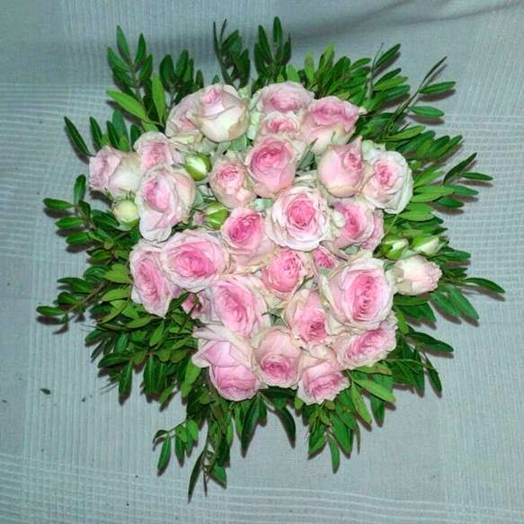 bouquet con rosas ramificadas y verde de base