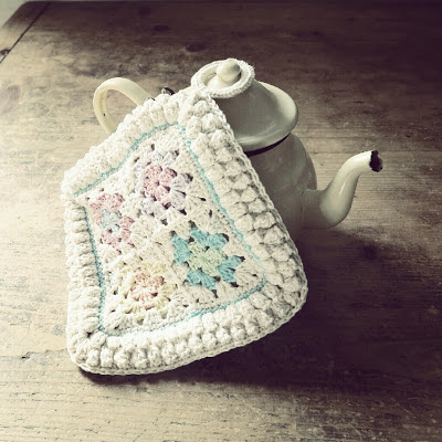 ByHaafner, granny square, crochet, bobble popcorn stitch, potholder, pastel, vintage teapot