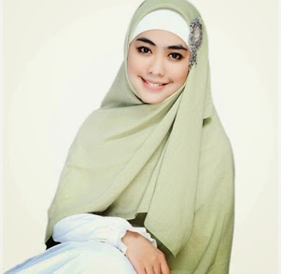 Koleksi Model Hijab Syar'i Oki Setiana Dewi Terbaru