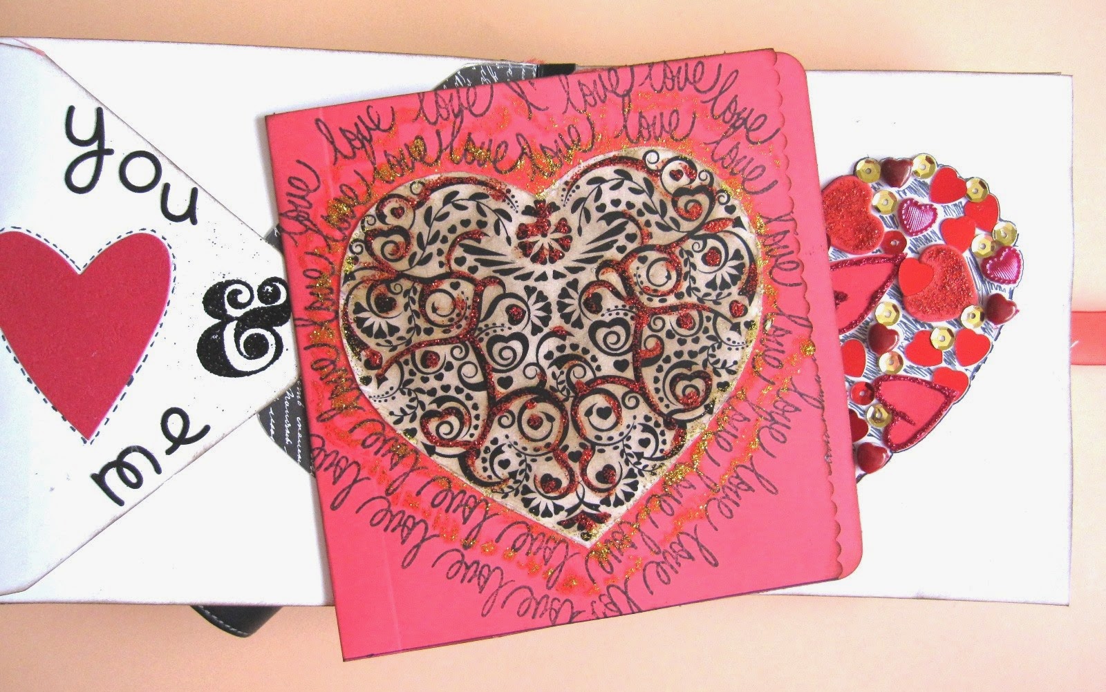foto 3 decoración interior LOVE mini-album con tarjeta hecha con papel básico rojo de scrapbooking decorada con un corazón y sellos con la palabra love rodeándolo