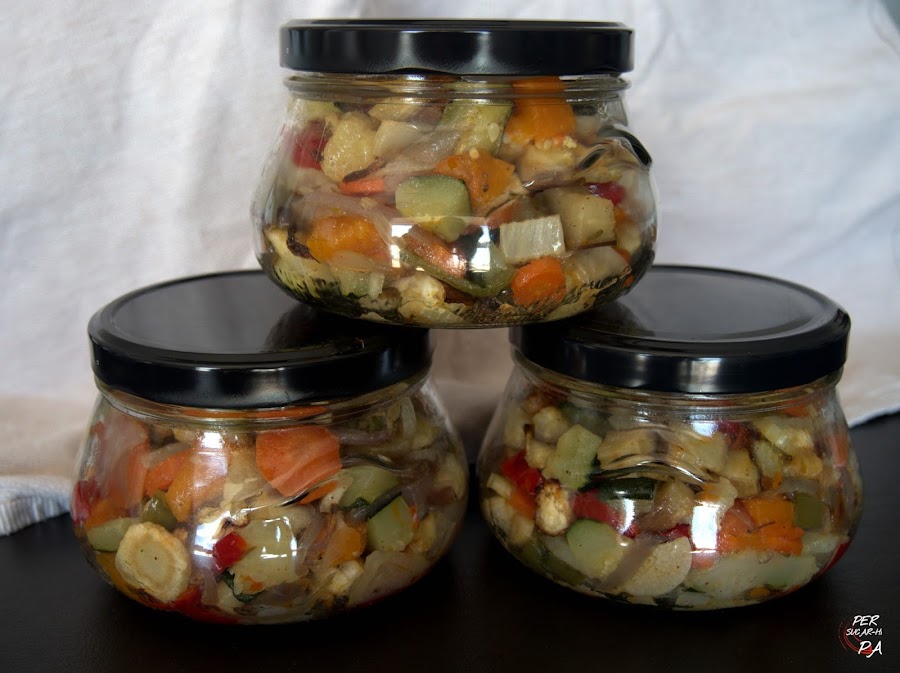 Verduras de temporada troceadas y asadas al horno, aderezads con hierbas aromáticas, una guarnición básica.