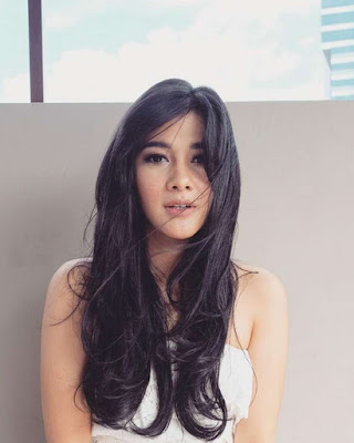 Naysila Mirdad artis cantik rambut hitam panajnag dan manis