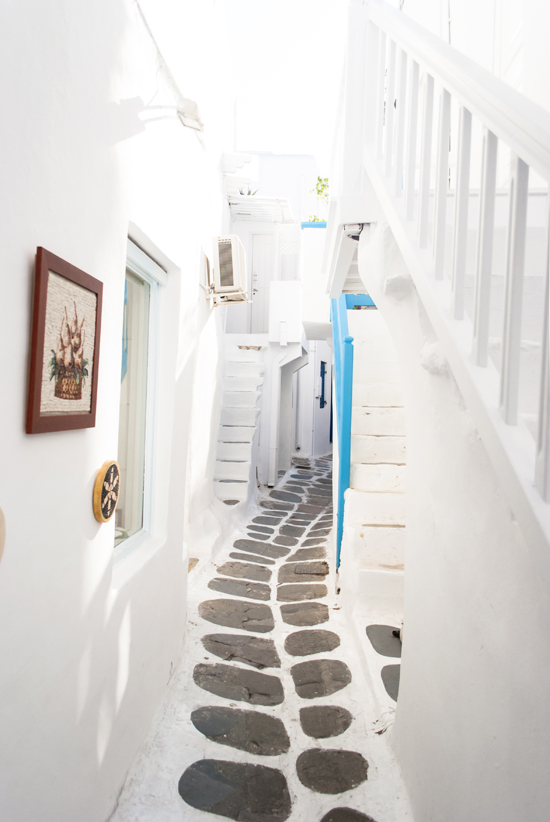 Mykonos town alley | My Paradissi © Eleni Psyllaki