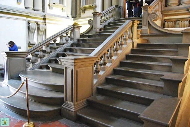 Escalera de la Biblioteca Medicea en Florencia