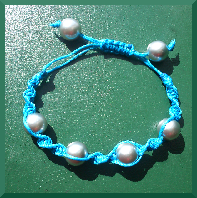 pulsera macrame azul cuentas gris y cierre ajustable
