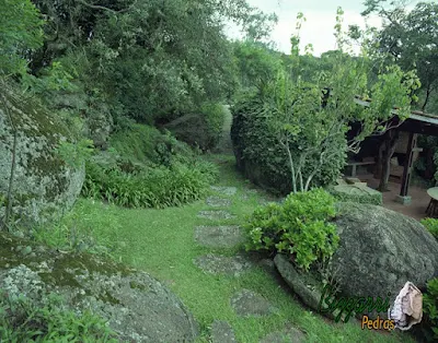 Pisadeira de pedra no jardim, com pedra moledo tipo pedra natural, na execução do paisagismo em jardim de residência em condomínio em Atibaia-SP.
