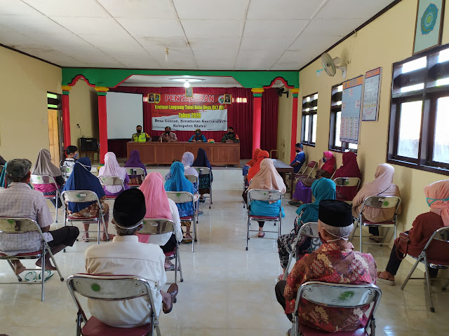 Babinsa Koramil 10/Gantiwarno Dampingi Pembagian BTL Dana Desa