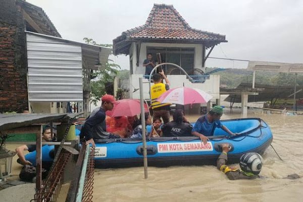 BMKG Ungkap Penyebab Genangan di Semarang: Hujan Sangat Lebat Disertai Kilat-Petir