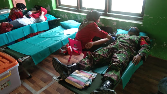 Peduli Terhadap Sesama Anggota Koramil Wonosari Donorkan Darahnya