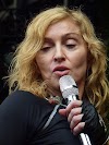 Madonna aparece sem maquiagem na passagem de som na Itália
