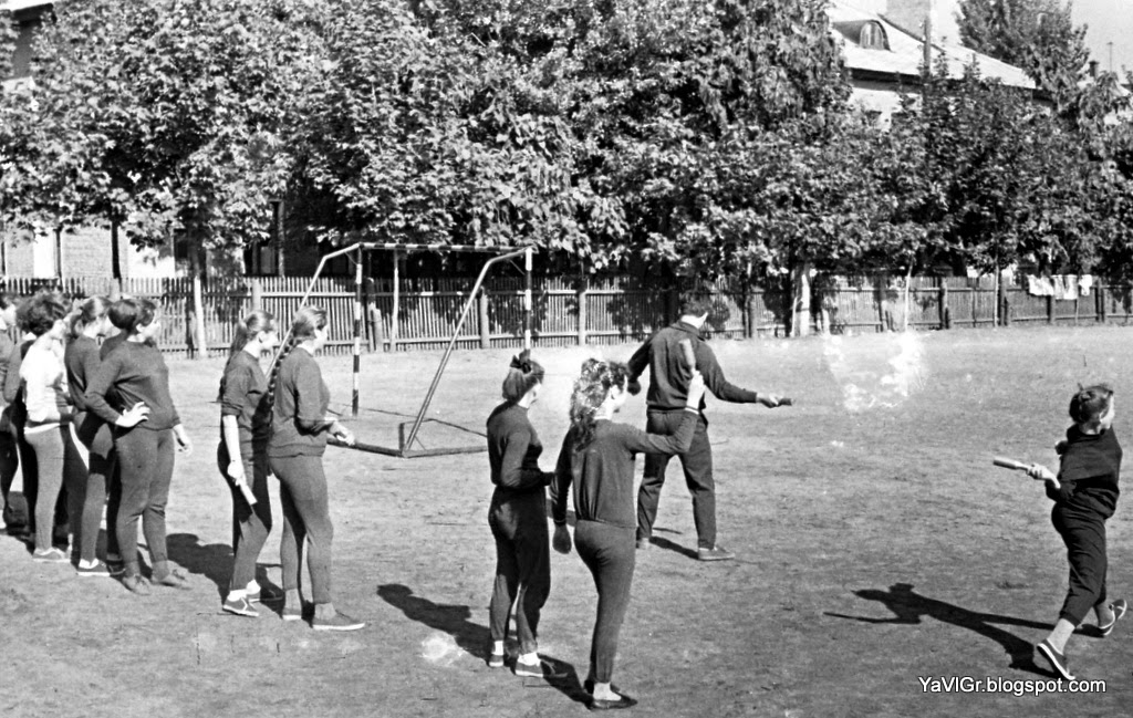 кинешь мирная. своих не бросаем. патриотический подъем народа. ссср мирное государство но гранаты учили метали в школе. защита родины.