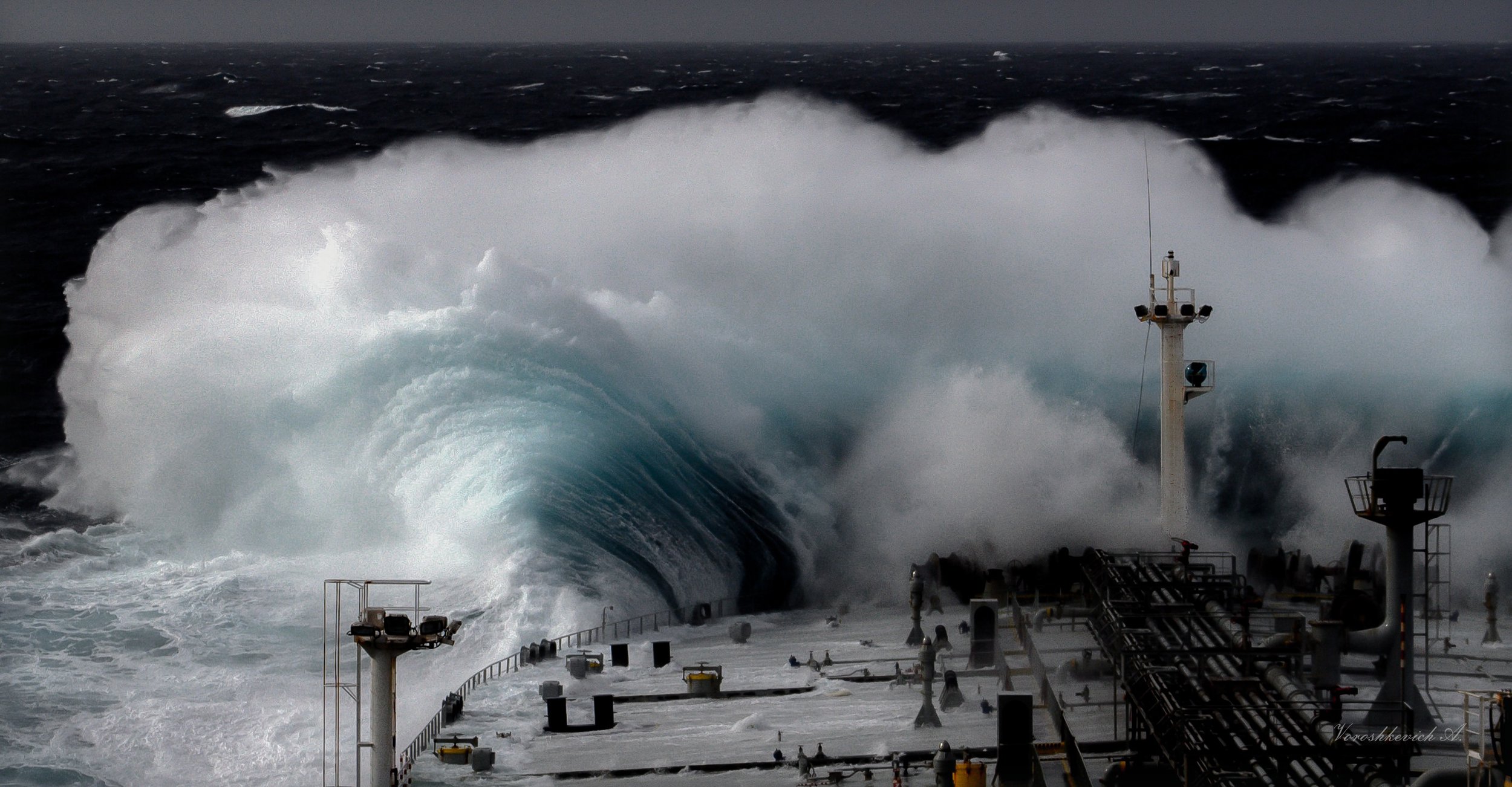 Корабли и огромные волны. Бискайский залив волны убийцы. Бискайский залив шторм. Тихий океан шторм 12 баллов. Тихий океан волны убийцы.