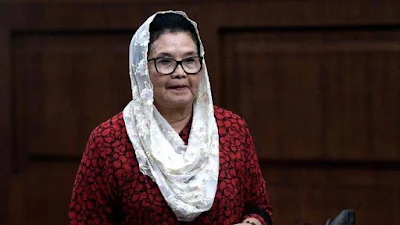Mantan Menkes RI Siti Fadilah saat keluar dari penjara