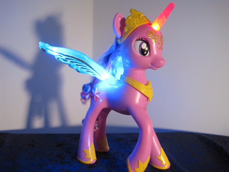 светящейся искорка. сумеречная искорка/твайлайт спаркл. искорка пони игрушка интерактивная. твайлайт спаркл арт. светящийся игрушка пони искорка.